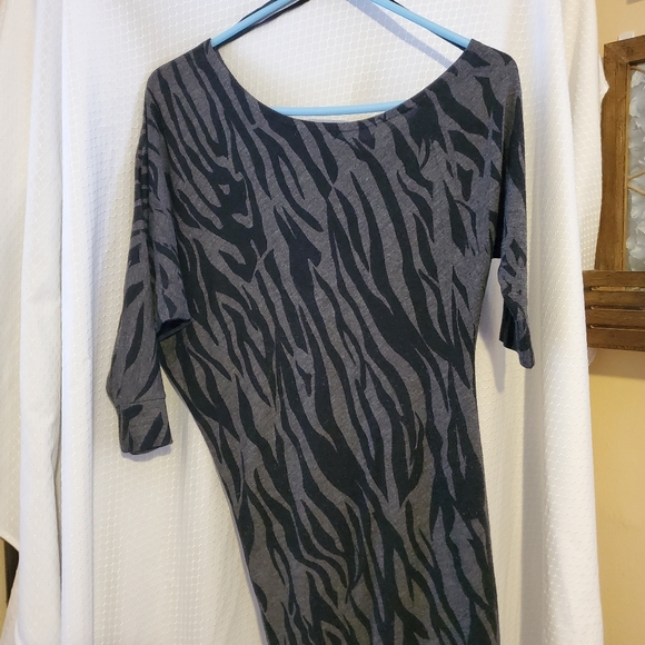 Pretty black/grey A Symmetrical off the shoulder sweater. - Picture 2 of 10